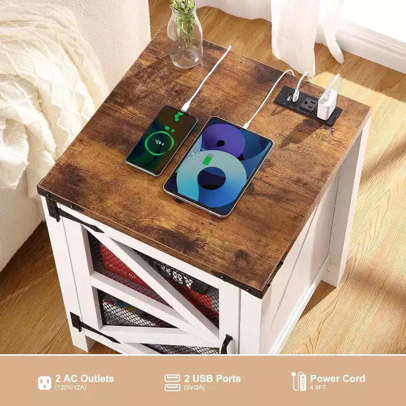 Tavolino da Divano Rustico con Stazione di Ricarica, Comodino da 45,7 cm con Anta a Granaio e Ripiano Regolabile, Tavolino Laterale in Legno con Contenitore