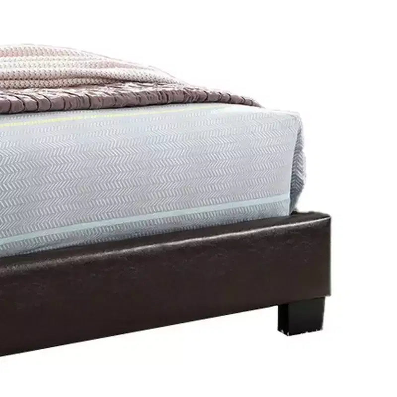 Letto matrimoniale Royal Hampton in similpelle stile transizionale con testiera imbottita, marrone scuro