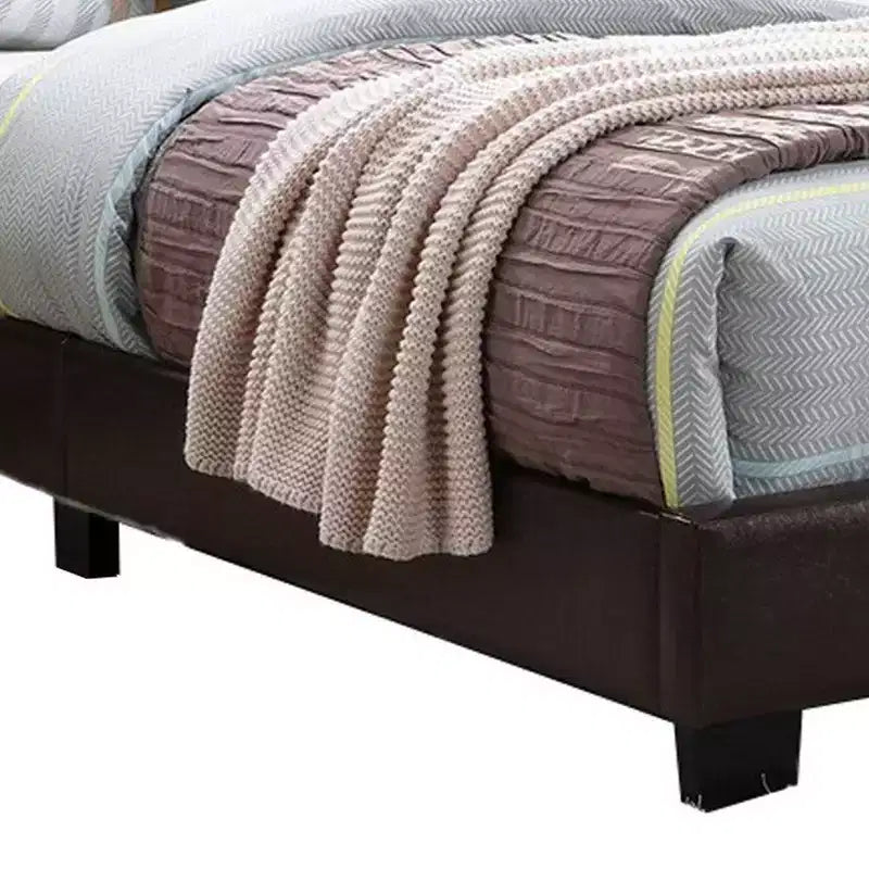 Letto matrimoniale Royal Hampton in similpelle stile transizionale con testiera imbottita, marrone scuro
