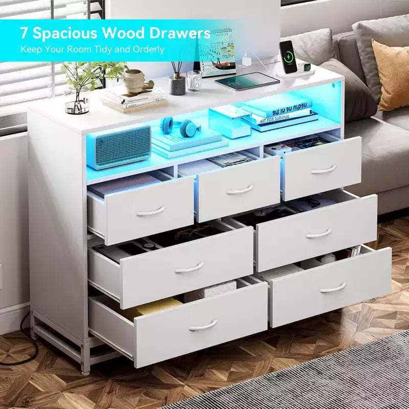 Comò a 7 cassetti, Comò in legno con luci a LED e stazione di ricarica, Cassettiera con grande capacità di archiviazione per camera da letto, soggiorno, corridoio
