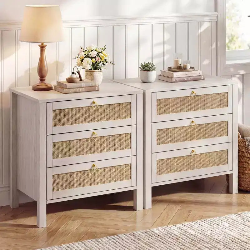 Set di 2 comodini in rattan, comodini in vimini boho a 3 cassetti con maniglie dorate, grandi comodini in legno per camera da letto e soggiorno, bianchi