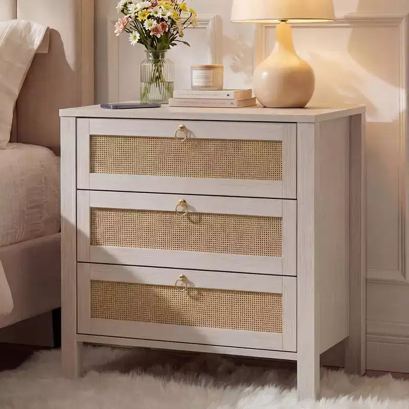 Set di 2 comodini in rattan, comodini in vimini boho a 3 cassetti con maniglie dorate, grandi comodini in legno per camera da letto e soggiorno, bianchi