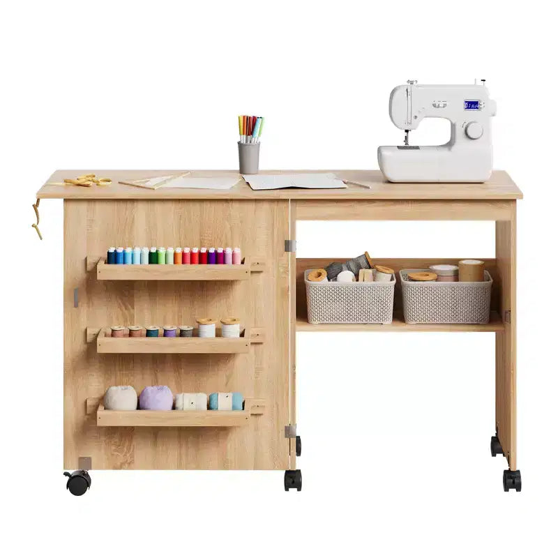 Tavolo da cucito pieghevole, postazione per lavori artigianali multiuso e scrivania laterale dal design compatto, tavolo da lavoro artigianale in legno con ruote bloccabili e vassoi portaoggetti