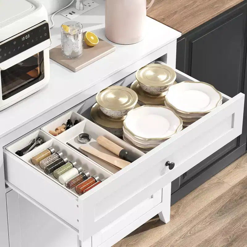 Mobile credenza da cucina da 63" con stazione di ricarica, angolo caffè con 1 grande cassetto, ripiani regolabili e 4 ganci
