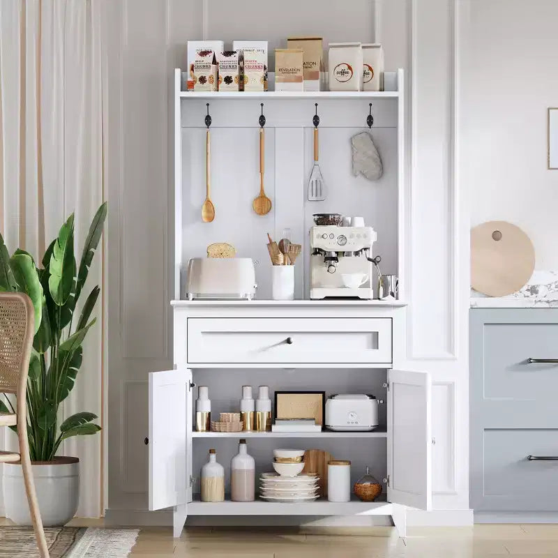 Mobile credenza da cucina da 63" con stazione di ricarica, angolo caffè con 1 grande cassetto, ripiani regolabili e 4 ganci