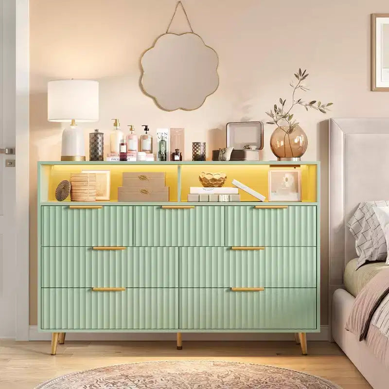 Comò a 7 cassetti scanalato, largo 137 cm, cassettiera moderna con luci a LED e stazione di ricarica, maniglie dorate, contenitore a giorno