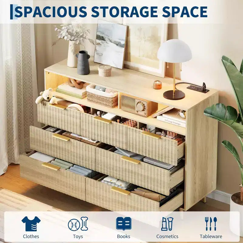 Comò a 7 cassetti scanalato, largo 137 cm, cassettiera moderna con luci a LED e stazione di ricarica, maniglie dorate, contenitore a giorno