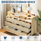 Comò a 7 cassetti scanalato, largo 137 cm, cassettiera moderna con luci a LED e stazione di ricarica, maniglie dorate, contenitore a giorno