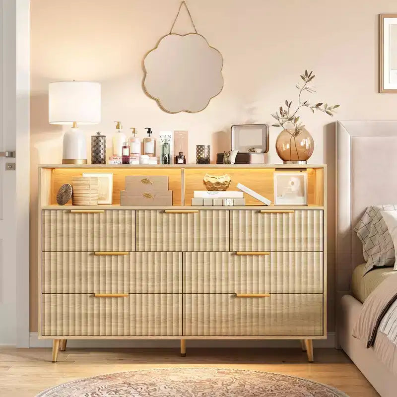 Comò a 7 cassetti scanalato, largo 137 cm, cassettiera moderna con luci a LED e stazione di ricarica, maniglie dorate, contenitore a giorno