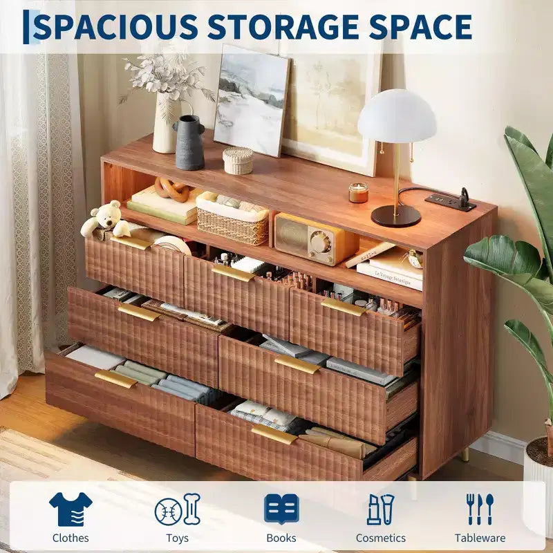 Comò a 7 cassetti scanalato, largo 137 cm, cassettiera moderna con luci a LED e stazione di ricarica, maniglie dorate, contenitore a giorno