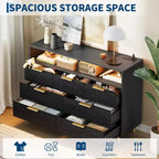 Comò a 7 cassetti scanalato, largo 137 cm, cassettiera moderna con luci a LED e stazione di ricarica, maniglie dorate, contenitore a giorno
