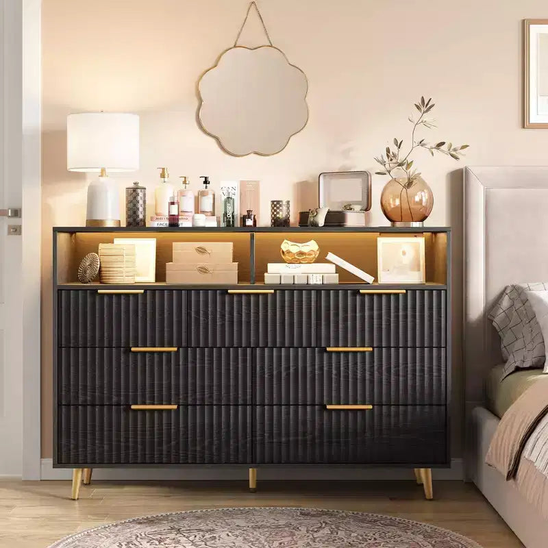 Comò a 7 cassetti scanalato, largo 137 cm, cassettiera moderna con luci a LED e stazione di ricarica, maniglie dorate, contenitore a giorno