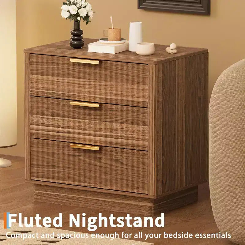 Comodino in Legno Scanalato con 3 Grandi Cassetti, Tavolino da Notte Moderno di Metà Secolo, Tavolino d'Appoggio Indipendente per Camera da Letto e Soggiorno
