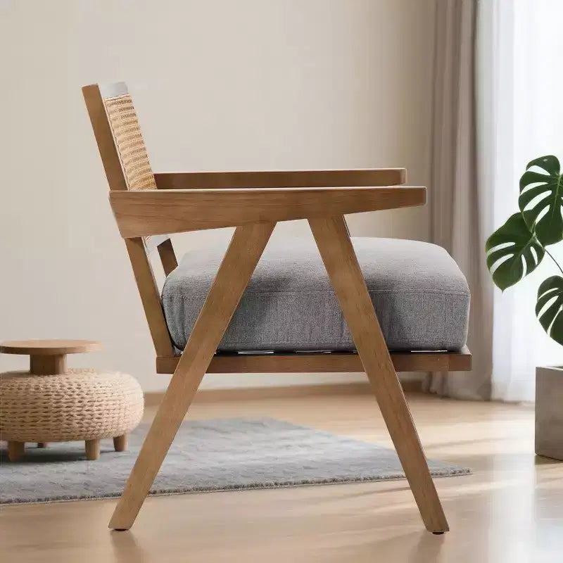 Poltrona rustica con finiture in legno, sedia da divano moderna di metà secolo con robuste gambe in legno, schienale in rattan per camera da letto e soggiorno