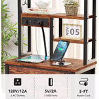 Comodino alto Qwatto da 45.3 pollici con stazione di ricarica USB e luce, comodino con 3 cassetti in tessuto, libreria per camera da letto piccola, dormitorio, finitura marrone