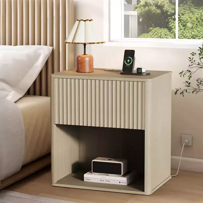 Set di 2 Comodini Scanalati con Stazione di Ricarica e Luce LED, Tavolino Moderno in Legno con Cassetto, Comodino Mid-Century per Camera da Letto
