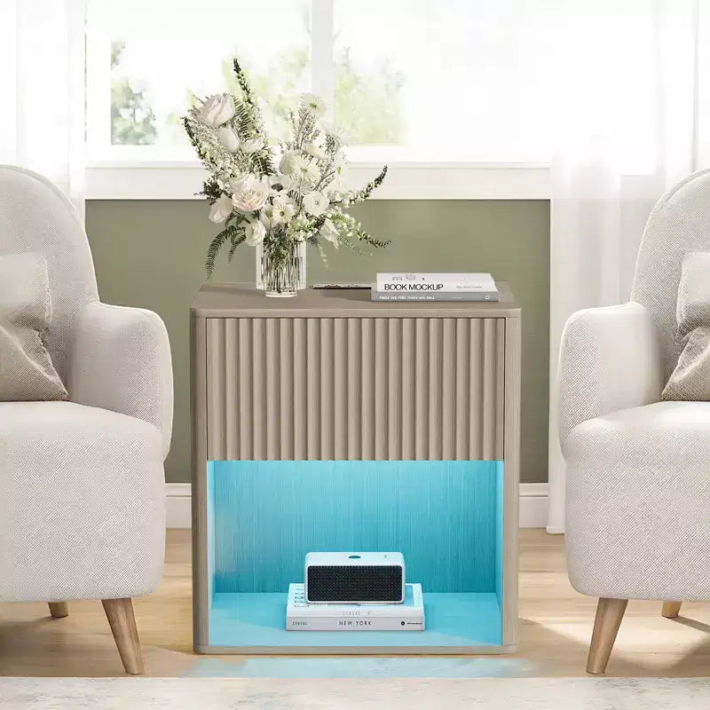 Set di 2 Comodini Scanalati con Stazione di Ricarica e Luce LED, Tavolino Moderno in Legno con Cassetto, Comodino Mid-Century per Camera da Letto