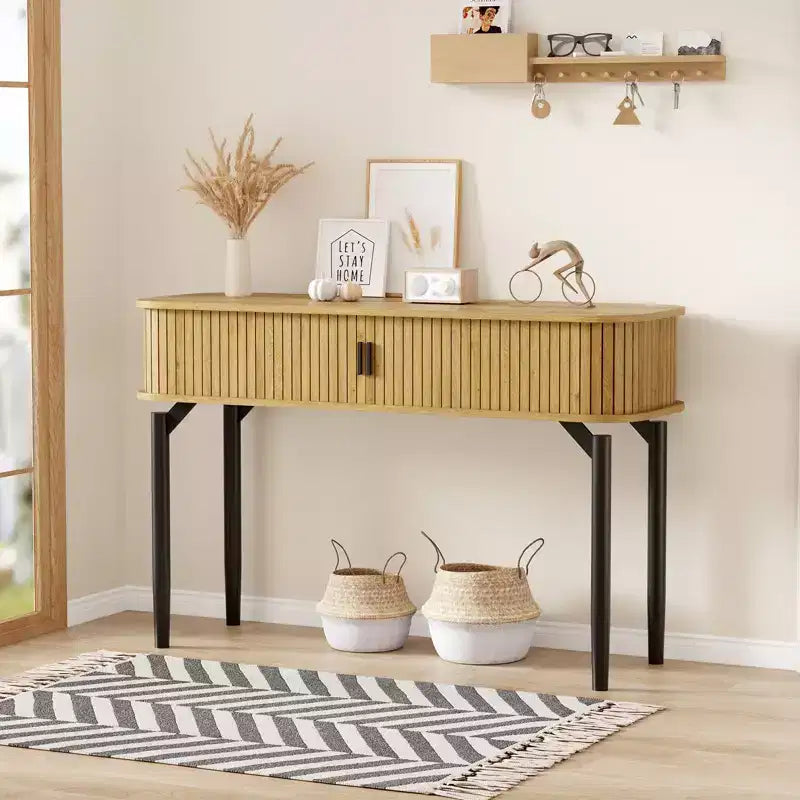 Consolle Moderna Scanalata - Tavolo Stretto da Ingresso o da Divano da 120 cm con Ante Scorrevoli e Cassetti - Ripiano Aperto - Finitura Rovere Noce