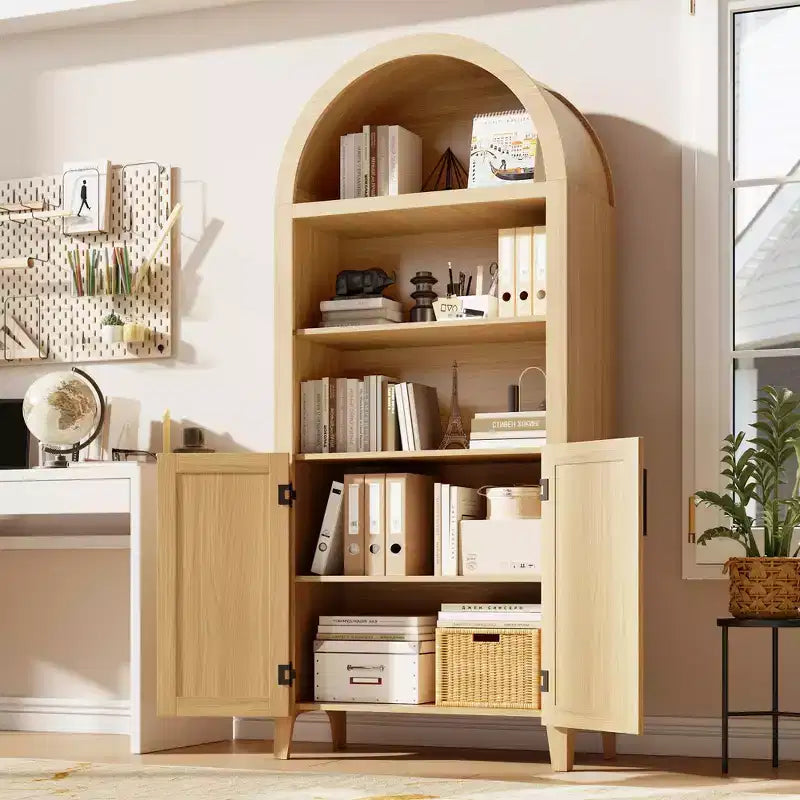 Libreria ad Arco con Ante, Scaffale a 5 Livelli con Ripiani a Giorno e Decorazioni in Rattan, Mobile Contenitore in Stile Moderno Rustico per Ufficio Domestico