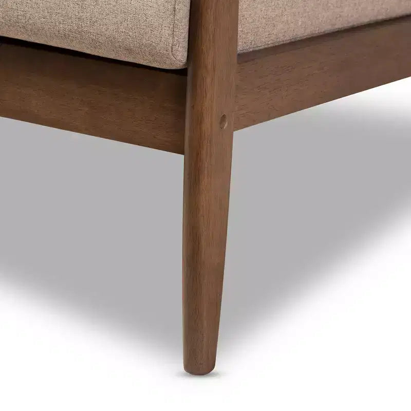 Divano a 3 posti imbottito in tessuto in noce stile Mid-Century Venza - Baxton Studio: Struttura in legno di caucciù, poliestere