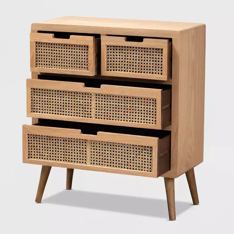 Cassettiera a 4 cassetti Alina Wood and Rattan Oak - Baxton Studio: Profilo sottile, stile bohémien, ampio spazio di archiviazione