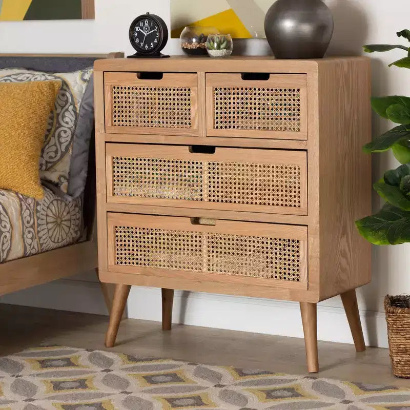 Cassettiera a 4 cassetti Alina Wood and Rattan Oak - Baxton Studio: Profilo sottile, stile bohémien, ampio spazio di archiviazione