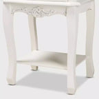 Comodino Amalie a 2 cassetti in legno Bianco/Rovere - Baxton Studio: Stile Francese Provenzale, Maniglie in ottone, Ripiano aperto