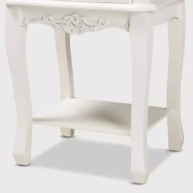 Comodino Amalie a 2 cassetti in legno Bianco/Rovere - Baxton Studio: Stile Francese Provenzale, Maniglie in ottone, Ripiano aperto