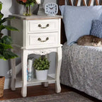 Comodino Amalie a 2 cassetti in legno Bianco/Rovere - Baxton Studio: Stile Francese Provenzale, Maniglie in ottone, Ripiano aperto