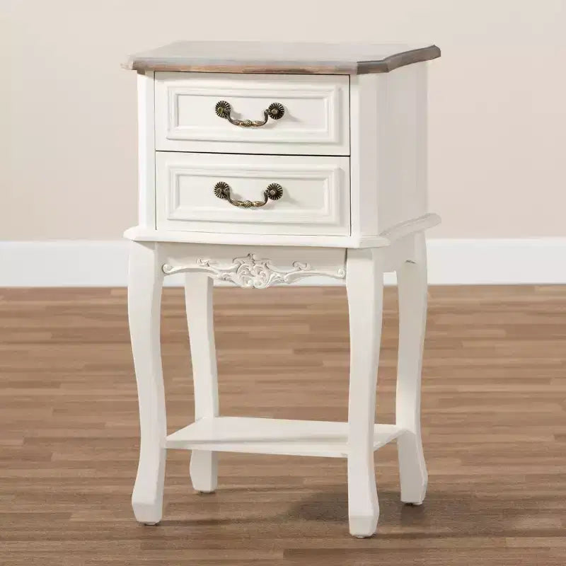 Comodino Amalie a 2 cassetti in legno Bianco/Rovere - Baxton Studio: Stile Francese Provenzale, Maniglie in ottone, Ripiano aperto