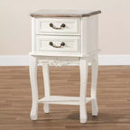 Comodino Amalie a 2 cassetti in legno Bianco/Rovere - Baxton Studio: Stile Francese Provenzale, Maniglie in ottone, Ripiano aperto