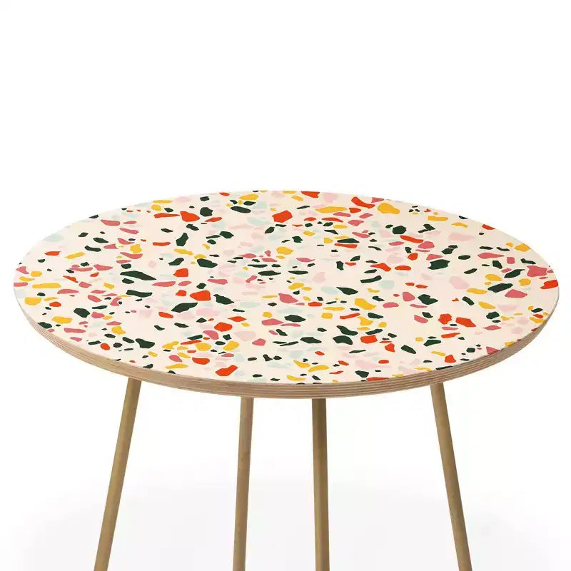 Tavolino Rotondo Laterale Lane e Lucia Confetti Terrazzo Oro - Deny Designs: Piano in Betulla, Gambe Svasate in Acciaio