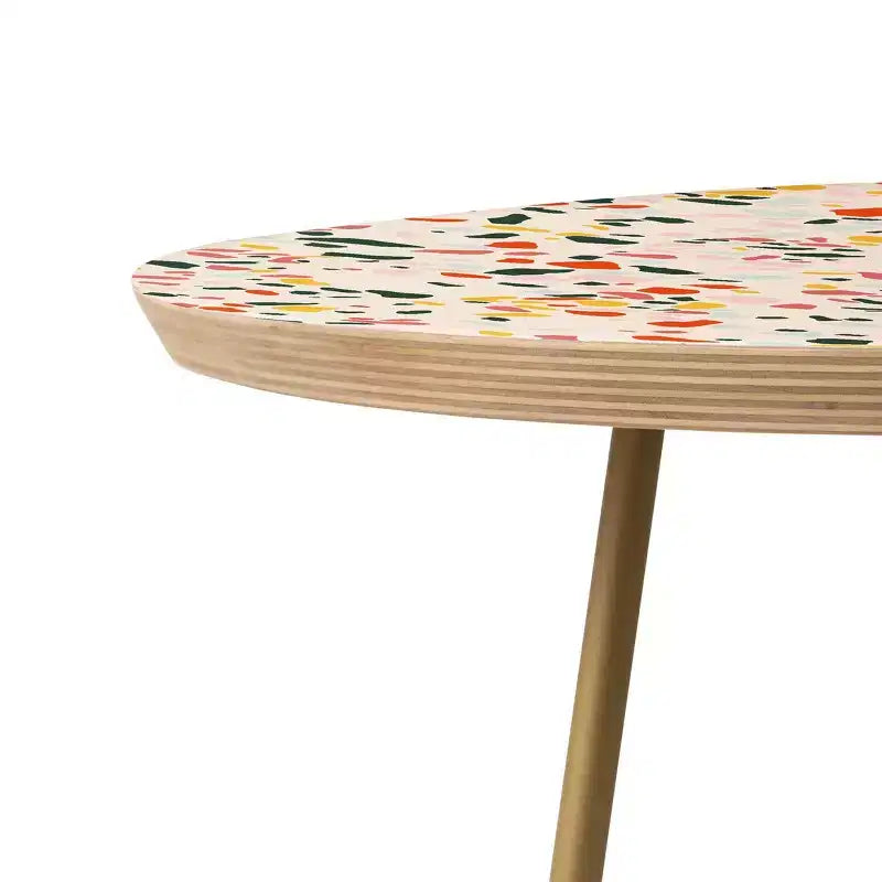 Tavolino Rotondo Laterale Lane e Lucia Confetti Terrazzo Oro - Deny Designs: Piano in Betulla, Gambe Svasate in Acciaio