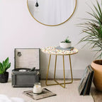 Tavolino Rotondo Laterale Lane e Lucia Confetti Terrazzo Oro - Deny Designs: Piano in Betulla, Gambe Svasate in Acciaio