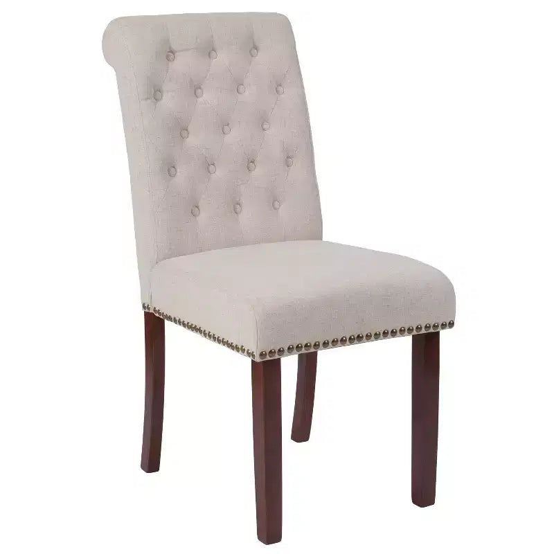 Sedia Emma and Oliver 4 PK Parsons con schienale arrotolato imbottito con bordo borchiato e telaio rifinito con feltrini in plastica