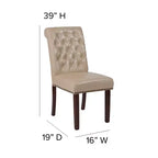 Sedia Emma and Oliver 4 PK Parsons con schienale arrotolato imbottito con bordo borchiato e telaio rifinito con feltrini in plastica