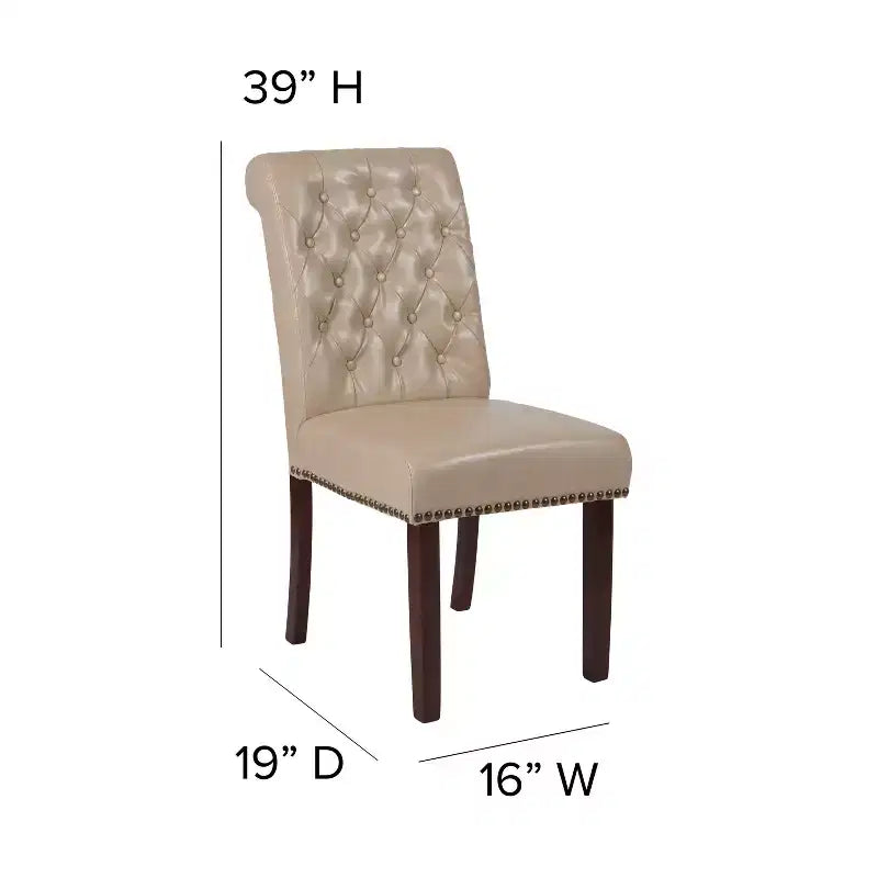 Sedia Emma and Oliver 4 PK Parsons con schienale arrotolato imbottito con bordo borchiato e telaio rifinito con feltrini in plastica