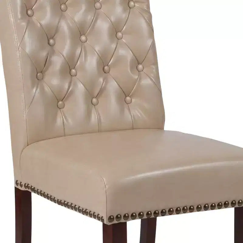 Sedia Emma and Oliver 4 PK Parsons con schienale arrotolato imbottito con bordo borchiato e telaio rifinito con feltrini in plastica