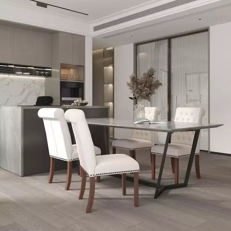 Sedia Emma and Oliver 4 PK Parsons con schienale arrotolato imbottito con bordo borchiato e telaio rifinito con feltrini in plastica