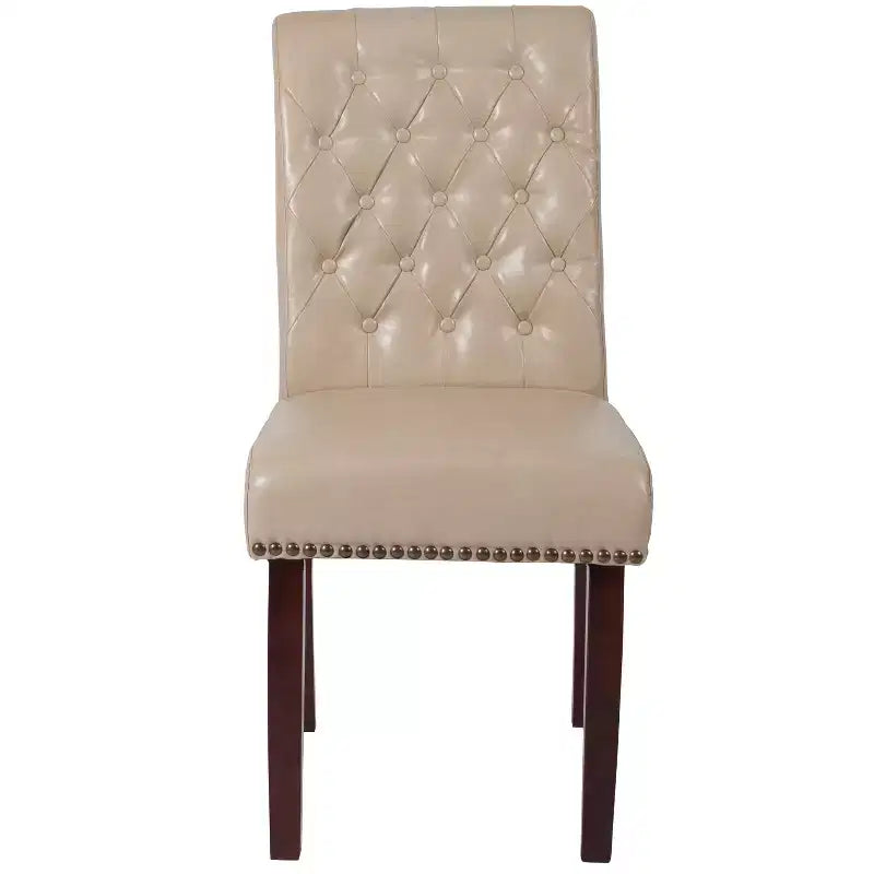Sedia Emma and Oliver 4 PK Parsons con schienale arrotolato imbottito con bordo borchiato e telaio rifinito con feltrini in plastica