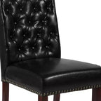 Sedia Emma and Oliver 4 PK Parsons con schienale arrotolato imbottito con bordo borchiato e telaio rifinito con feltrini in plastica
