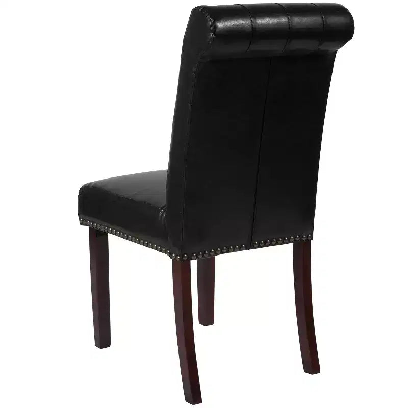 Sedia Emma and Oliver 4 PK Parsons con schienale arrotolato imbottito con bordo borchiato e telaio rifinito con feltrini in plastica