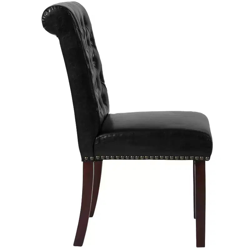 Sedia Emma and Oliver 4 PK Parsons con schienale arrotolato imbottito con bordo borchiato e telaio rifinito con feltrini in plastica
