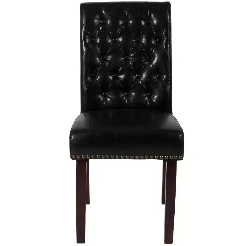 Sedia Emma and Oliver 4 PK Parsons con schienale arrotolato imbottito con bordo borchiato e telaio rifinito con feltrini in plastica