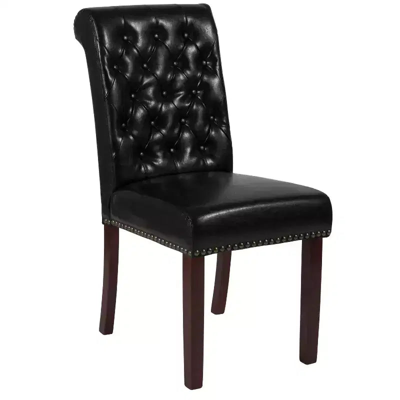 Sedia Emma and Oliver 4 PK Parsons con schienale arrotolato imbottito con bordo borchiato e telaio rifinito con feltrini in plastica