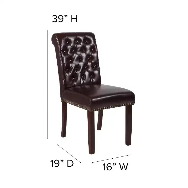 Sedia Emma and Oliver 4 PK Parsons con schienale arrotolato imbottito con bordo borchiato e telaio rifinito con feltrini in plastica