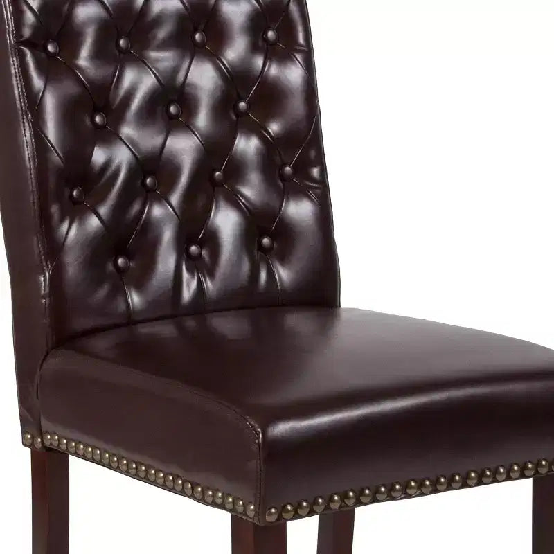 Sedia Emma and Oliver 4 PK Parsons con schienale arrotolato imbottito con bordo borchiato e telaio rifinito con feltrini in plastica
