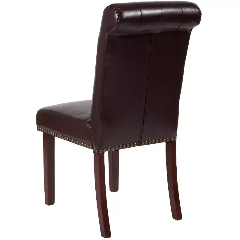 Sedia Emma and Oliver 4 PK Parsons con schienale arrotolato imbottito con bordo borchiato e telaio rifinito con feltrini in plastica