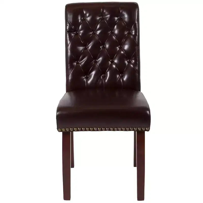 Sedia Emma and Oliver 4 PK Parsons con schienale arrotolato imbottito con bordo borchiato e telaio rifinito con feltrini in plastica