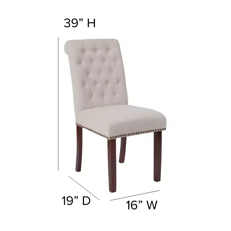 Sedia Emma and Oliver 4 PK Parsons con schienale arrotolato imbottito con bordo borchiato e telaio rifinito con feltrini in plastica